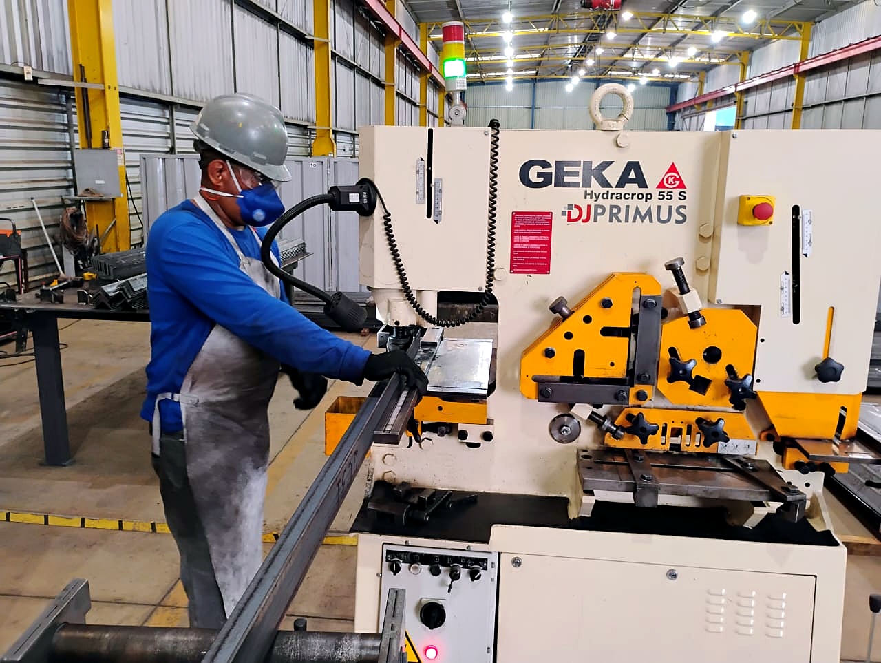Equipamento industrial em operação na fábrica